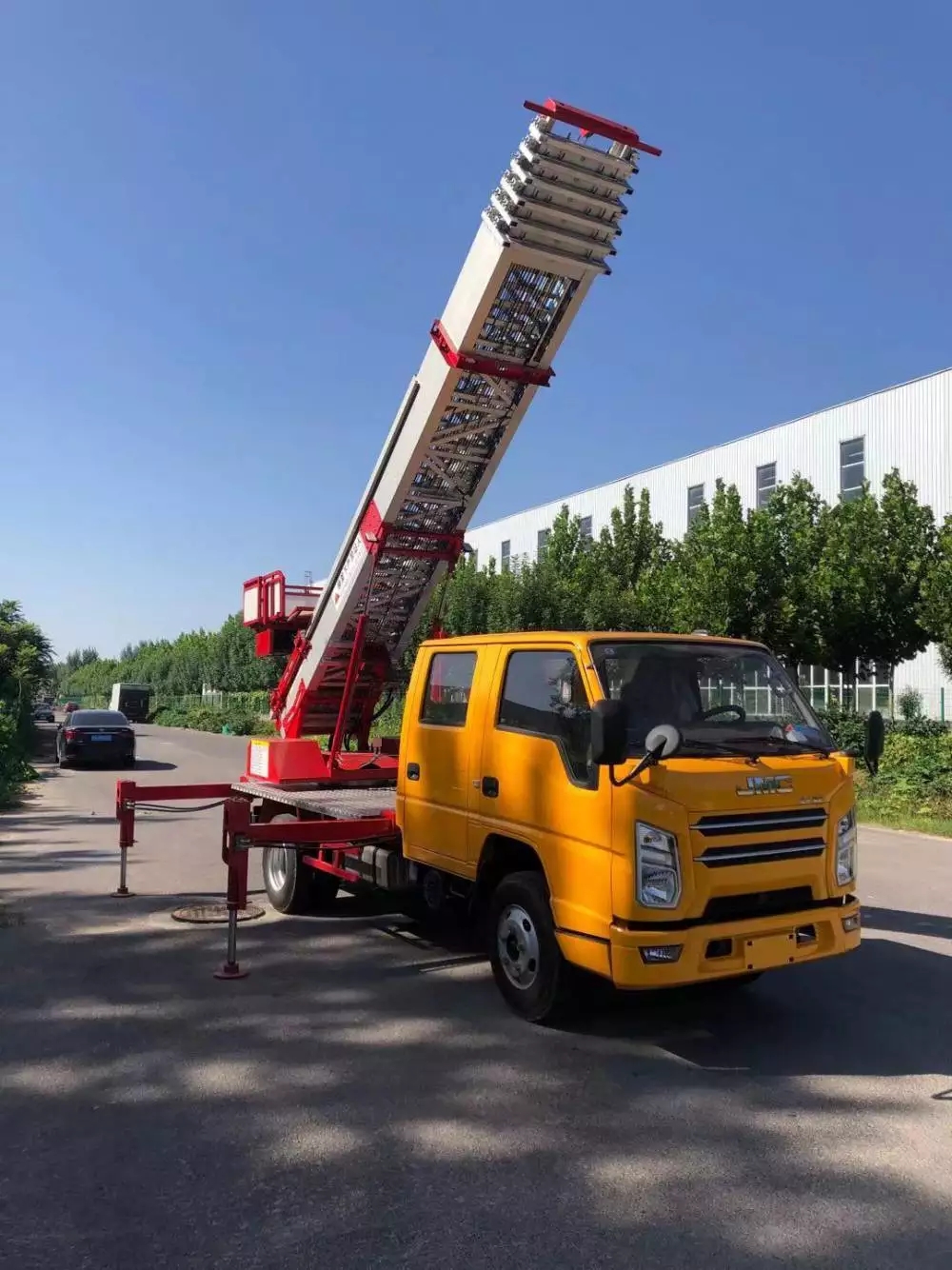 孝感附近的云梯车出租服务：轻松解决高空作业需求