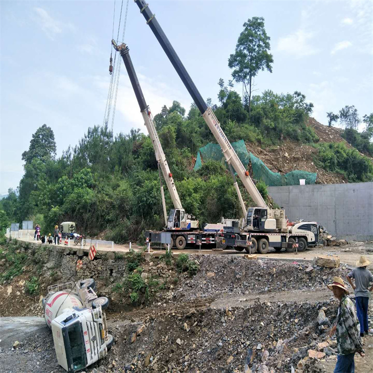 孝感汽车掉沟里叫吊车救援要多少钱